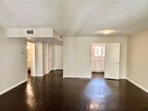 17440 Burbank Blvd-Unit -205 in Los Angeles, CA - Building Photo - Building Photo