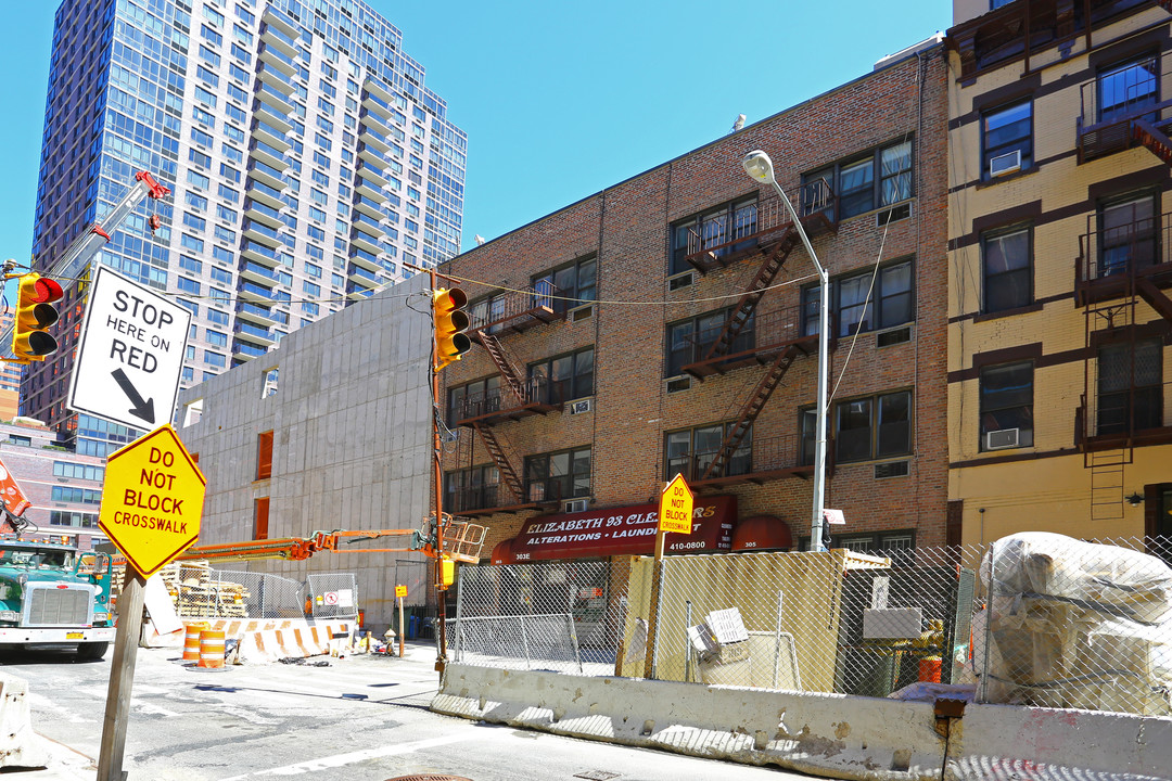 303-305 E 93rd St in New York, NY - Building Photo