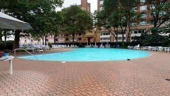 65 E India Row, Unit 17G in Boston, MA - Building Photo