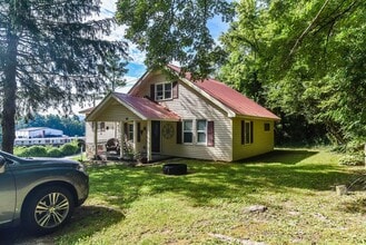 60 E Highland St in Blue Ridge, GA - Foto de edificio - Building Photo