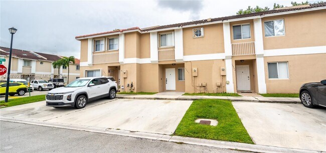 13927 SW 177th St in Miami, FL - Foto de edificio - Building Photo