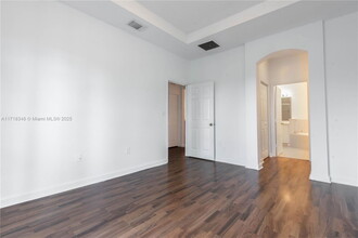 10261 NW 32nd Terrace in Doral, FL - Foto de edificio - Building Photo