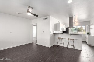 749 E Montebello Ave, Unit 228 in Phoenix, AZ - Building Photo