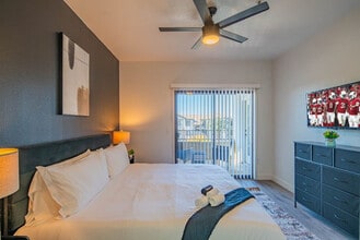 7455 N 95th Ave in Glendale, AZ - Foto de edificio - Building Photo