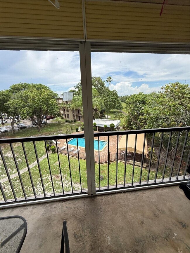 5961 N Falls Cir Dr in Lauderhill, FL - Building Photo - Building Photo