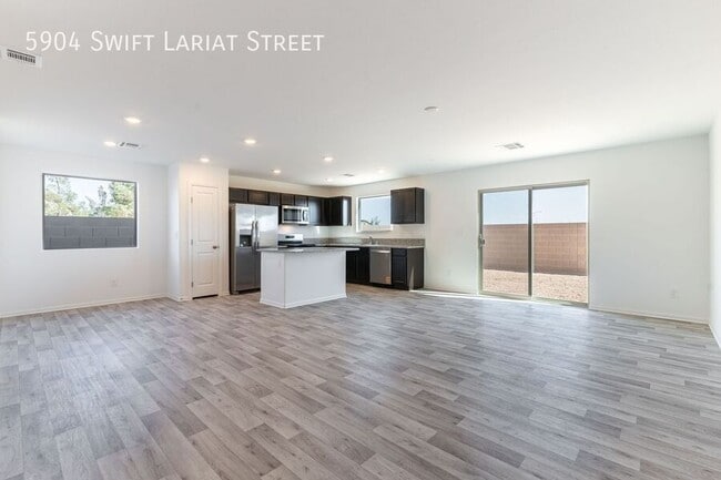 5904 Swift Lariat St in Las Vegas, NV - Building Photo - Building Photo