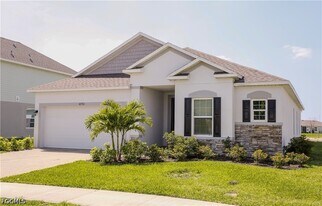 8792 Cascade Price Cir in North Fort Myers, FL - Building Photo