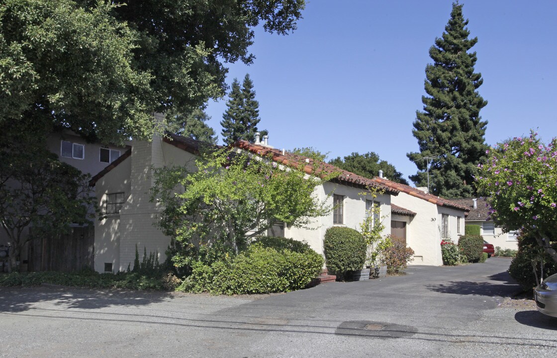 24-32 Edgewood Rd in Redwood City, CA - Building Photo