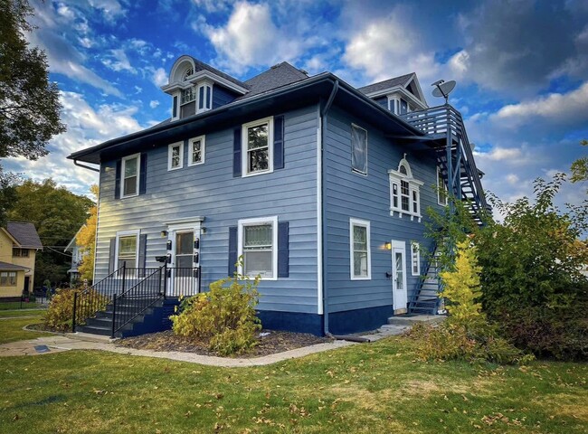 3721 Cottage Grove Ave in Des Moines, IA - Building Photo - Building Photo