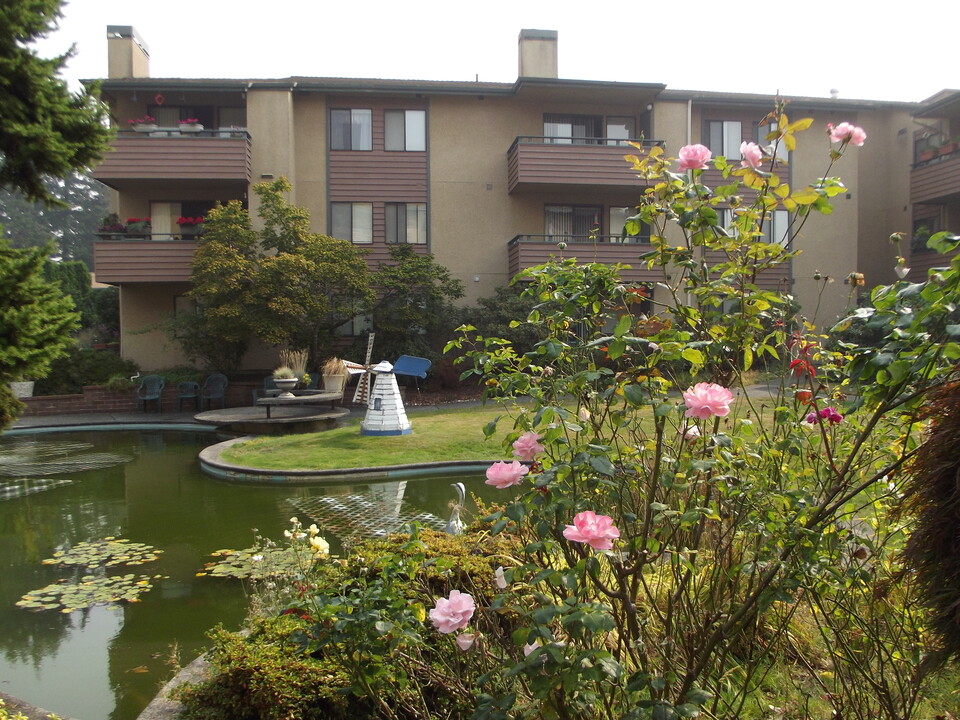 Highlands Apartments 55+ in Seattle, WA - Building Photo