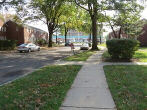 29 Carolyn Ter, Unit b in Roselle, NJ - Building Photo - Building Photo