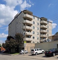 21 East Ave S in Hamilton, ON - Building Photo