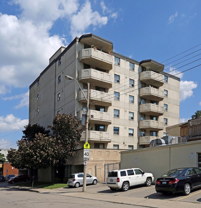 21 East Ave S in Hamilton, ON - Building Photo