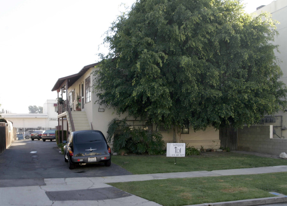 Vista Modern in Sherman Oaks, CA - Building Photo