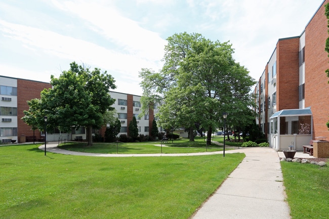 Pinehaven Apartments in Milwaukee, WI - Building Photo - Building Photo