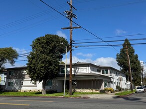 17411 Vanowen St in Van Nuys, CA - Building Photo - Primary Photo