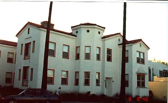 244 N Chevy Chase Dr in Glendale, CA - Foto de edificio - Building Photo