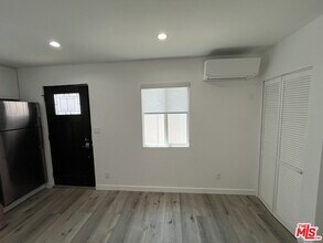 5901 1/2 Encino Ave in Los Angeles, CA - Building Photo - Building Photo