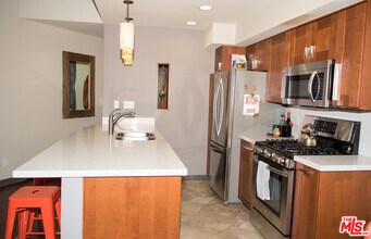 2700 Cahuenga Blvd E, Unit 2308 in Los Angeles, CA - Building Photo - Building Photo