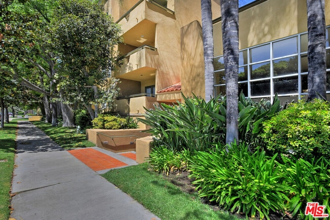 12841 Bloomfield St in Los Angeles, CA - Building Photo - Building Photo