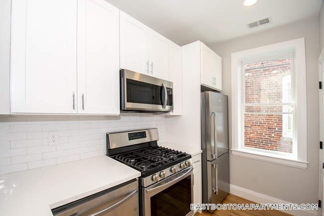 58 Frankfort St, Unit 2 in Boston, MA - Foto de edificio - Building Photo