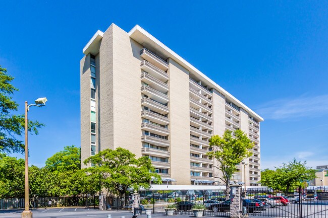 Quapaw Tower in Little Rock, AR - Foto de edificio - Building Photo