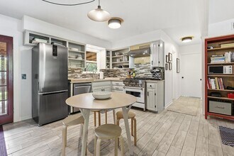 8801 Redfield Ln in Austin, TX - Foto de edificio - Building Photo