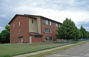 St. Paul Gardens Apartments in Racine, WI - Building Photo - Building Photo