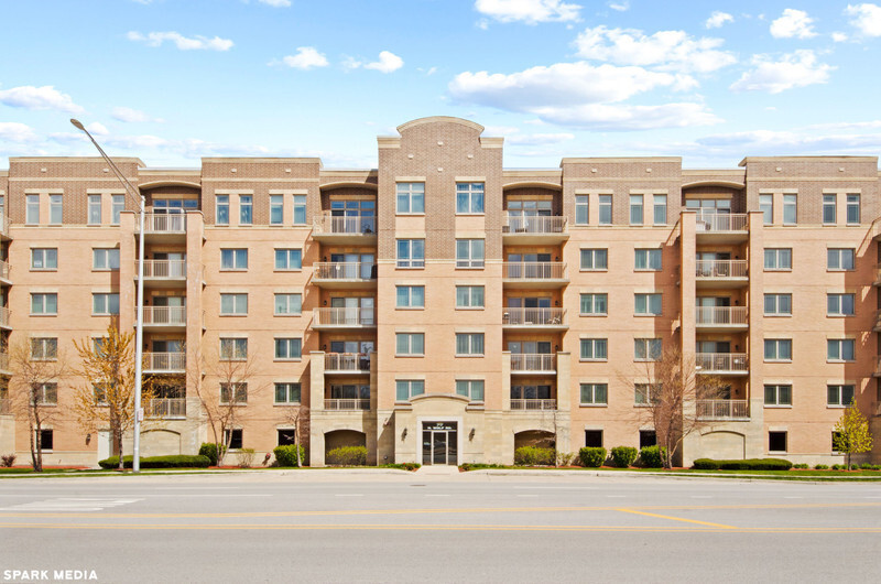 77 N Wolf Rd, Unit 204 in Northlake, IL - Foto de edificio