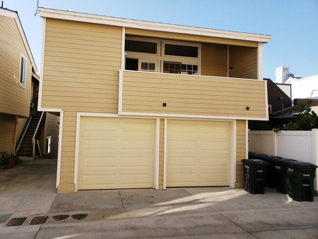 512 Poinsettia Ave in Newport Beach, CA - Building Photo - Building Photo