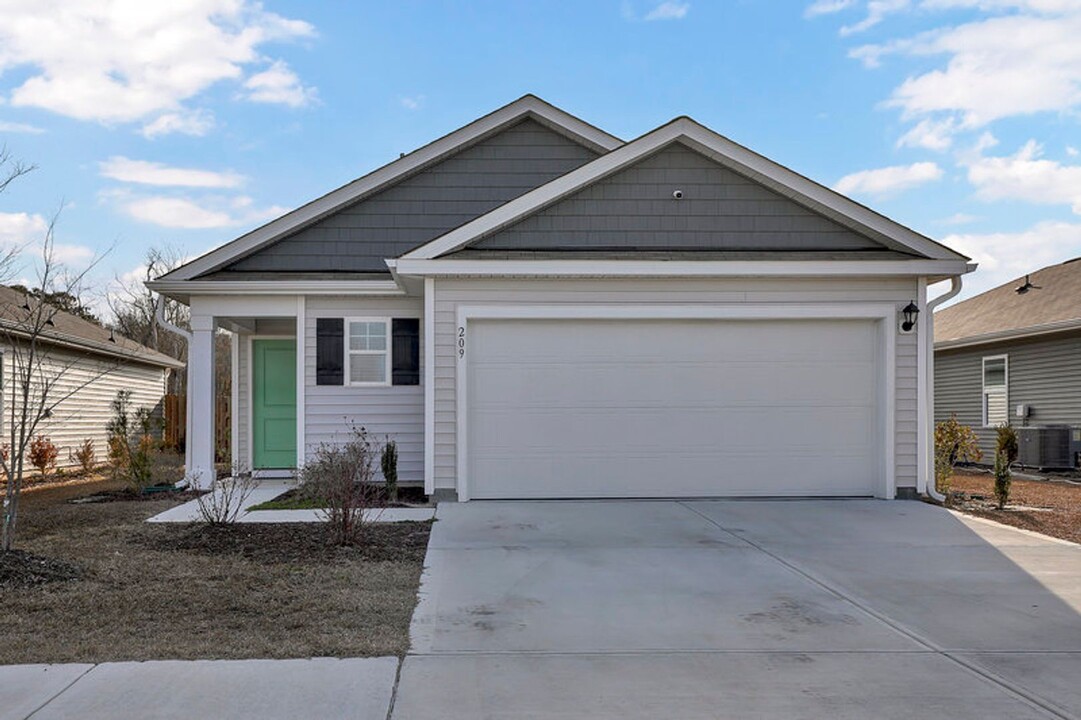 209 Cleat Dr in Surf City, NC - Building Photo