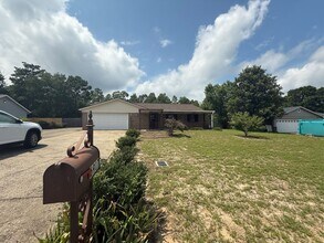 6917 Timbercroft Ln in Fayetteville, NC - Building Photo - Building Photo