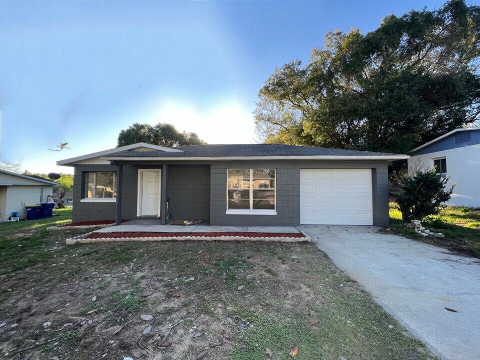 109 Lillian St in Minneola, FL - Foto de edificio