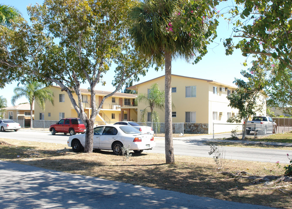 1223 NE 1st Ave in Homestead, FL - Building Photo