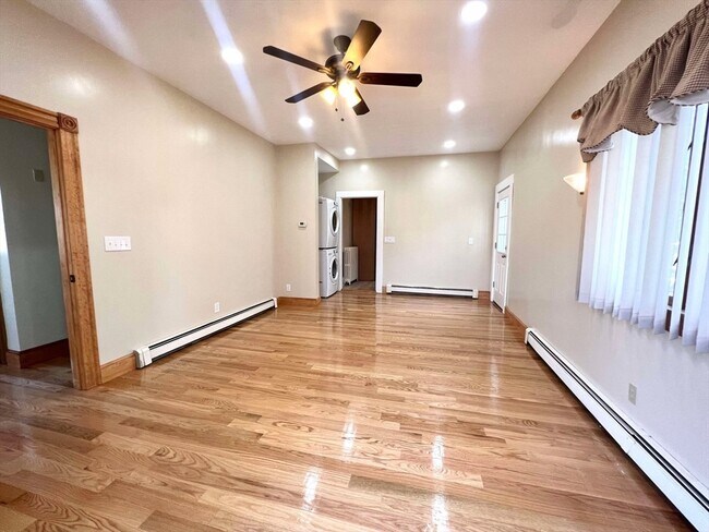 11 Jenison St, Unit 1 in Newton, MA - Foto de edificio - Building Photo
