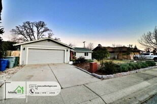 1947 Mary Lake Dr in Redding, CA - Building Photo