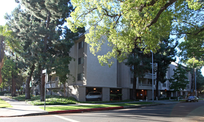 Founders in Los Angeles, CA - Foto de edificio - Building Photo