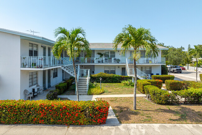 Hovianna Apartments Condominiums in Lake Worth, FL - Foto de edificio - Building Photo