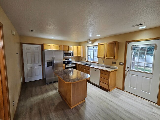 3206 Meadow Glen Ln in Cheney, WA - Building Photo - Building Photo
