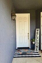 8335 Redbank Way in Sacramento, CA - Building Photo - Building Photo