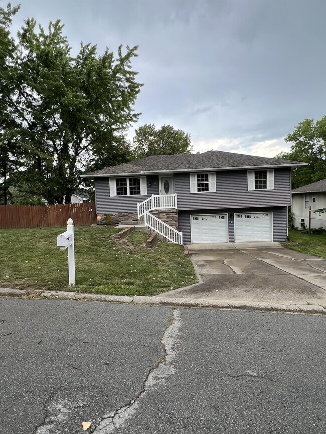 503 Applewood Rd in Warrensburg, MO - Building Photo - Building Photo