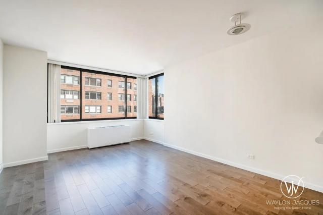 300 E 62nd St in New York, NY - Building Photo