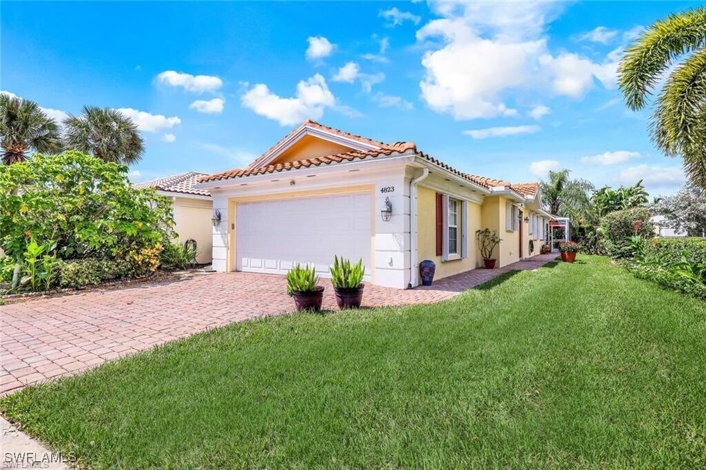 4823 Lasqueti Way in Naples, FL - Building Photo