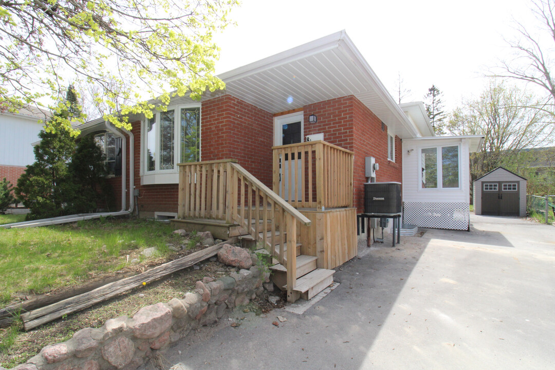 8 A Springbrook Dr in Peterborough, ON - Building Photo