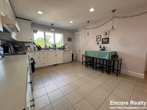 9 Kenwood St, Unit 1 in Brookline, MA - Building Photo - Building Photo