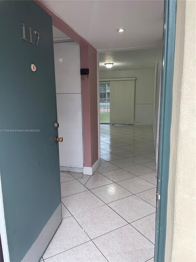 7505 SW 82nd St in Miami, FL - Building Photo - Building Photo