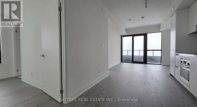 2 Erskine Rd in Mississauga, ON - Building Photo - Building Photo