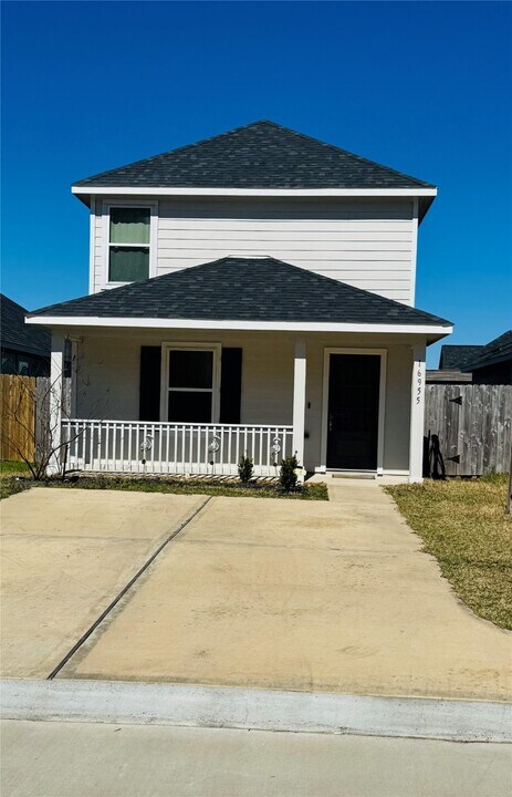 16955 Marie Vlg Dr in Conroe, TX - Building Photo