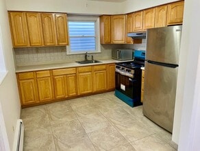 203 Zabriskie St in Jersey City, NJ - Building Photo - Building Photo