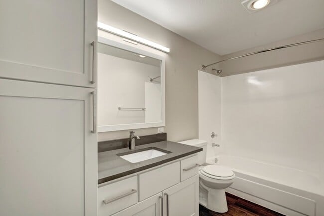 Charter Club Apartments in Everett, WA - Building Photo - Building Photo